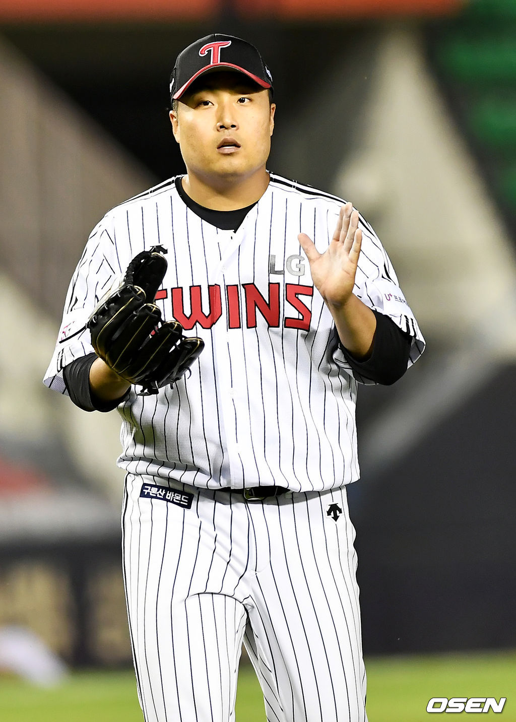 4회초 1사 1,2루의 위기를 병살로 막은 LG 이우찬이 수비수들을 향해 박수를 보내고 있다. /pjmpp@osen.co.kr