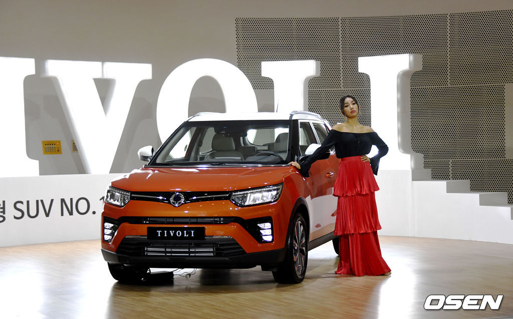 베리 뉴 티볼리 광고모델 문가비가 차량 옆에서 포즈를 취하고 있다.