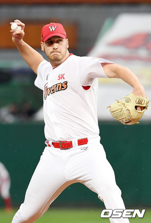 SK 다익손이 역투하고 있다./youngrae@osen.co.kr