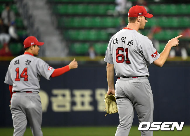 SK 김성현을 향해 다익손이 고마움을 표하고 있다. /pjmpp@osen.co.kr