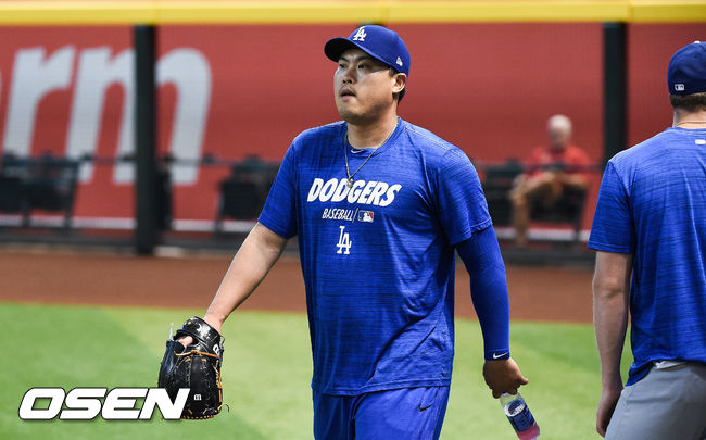 이날 이달의 투수상으로 선정된 류현진이 훈련을 마친뒤 더그아웃으로 이동하고 있다. / soul1014@osen.co.kr