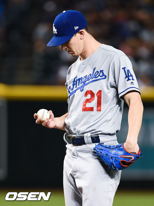 8회말 마운드 오른 다저스 선발 뷸러가 공을 바라보고 있다. / soul1014@osen.co.kr