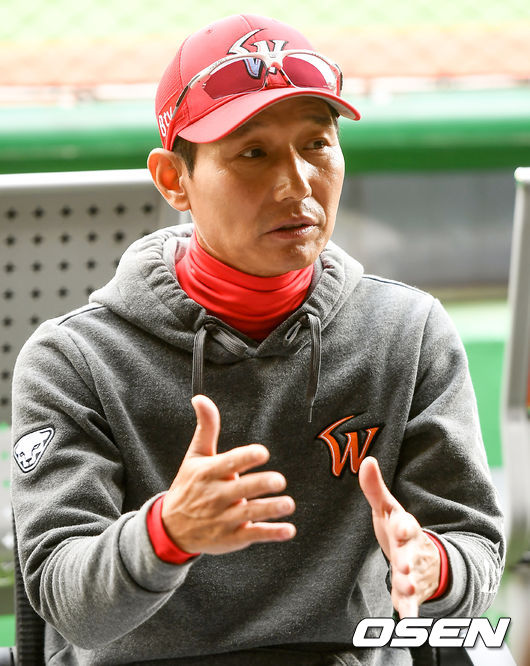 염경엽 SK 감독이 인터뷰를 하고 있다. /pjmpp@osen.co.kr