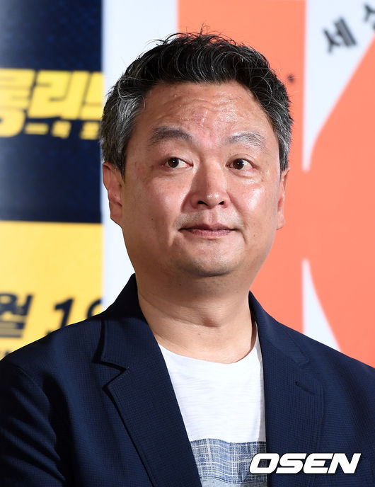 20일 오전 서울 메가박스 동대문에서 영화 ‘롱 리브 더 킹: 목포 영웅’ 제작보고회가 열렸다. 강윤성 감독이 취재진의 질문을 듣고 있다. /sunday@osen.co.kr