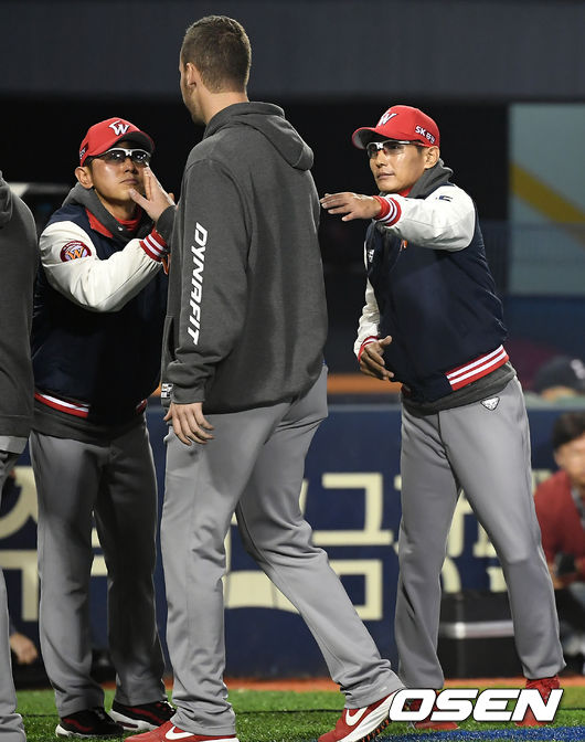 경기에서 4-3으로 승리를 거둔 SK 염경엽 감독이 다익손을 격려하고 있다. /pjmpp@osen.co.kr