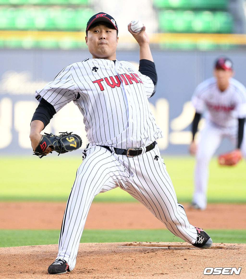 1회초 LG 선발 이우찬이 힘차게 공을 뿌리고 있다. /dreamer@osen.co.kr