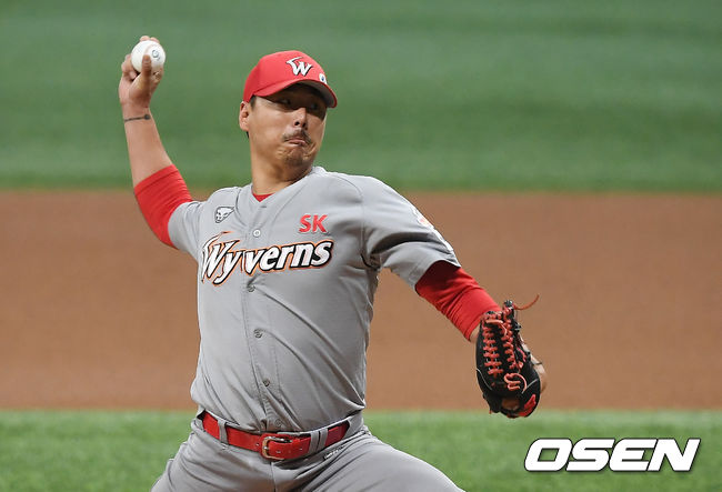 1회말 SK 이케빈이 역투하고 있다. /youngrae@osen.co.kr
