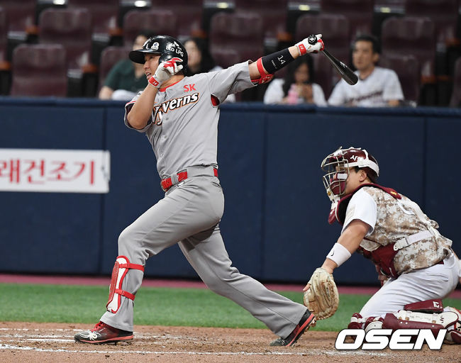 9회초 2사 1,2루 SK 최정이 적시타를 때려내고 있다. /youngrae@osen.co.kr