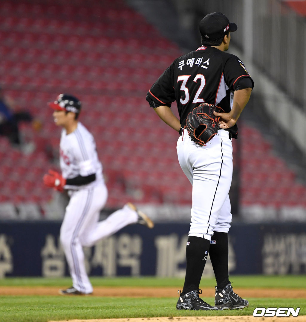 4회말 1사 만루 상황 LG 오지환에게 우월 만루포를 내준 KT 선발 쿠에바스가 아쉬워하고 있다. /dreamer@osen.co.kr