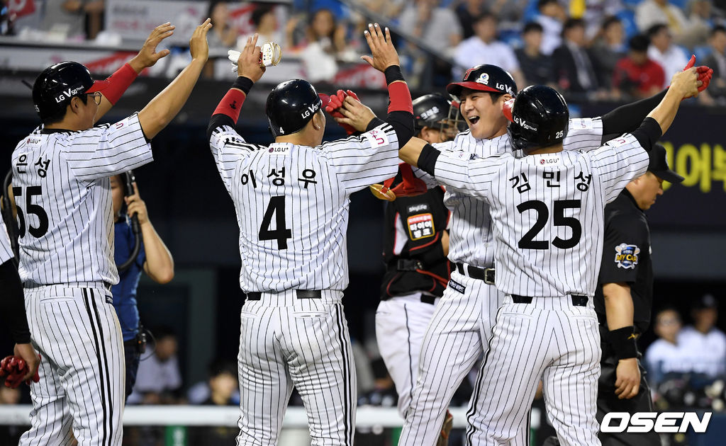 4회말 1사 만루 상황 LG 오지환이 우월 만루포를 날리고 홈을 밟으며 환호하고 있다. /dreamer@osen.co.kr