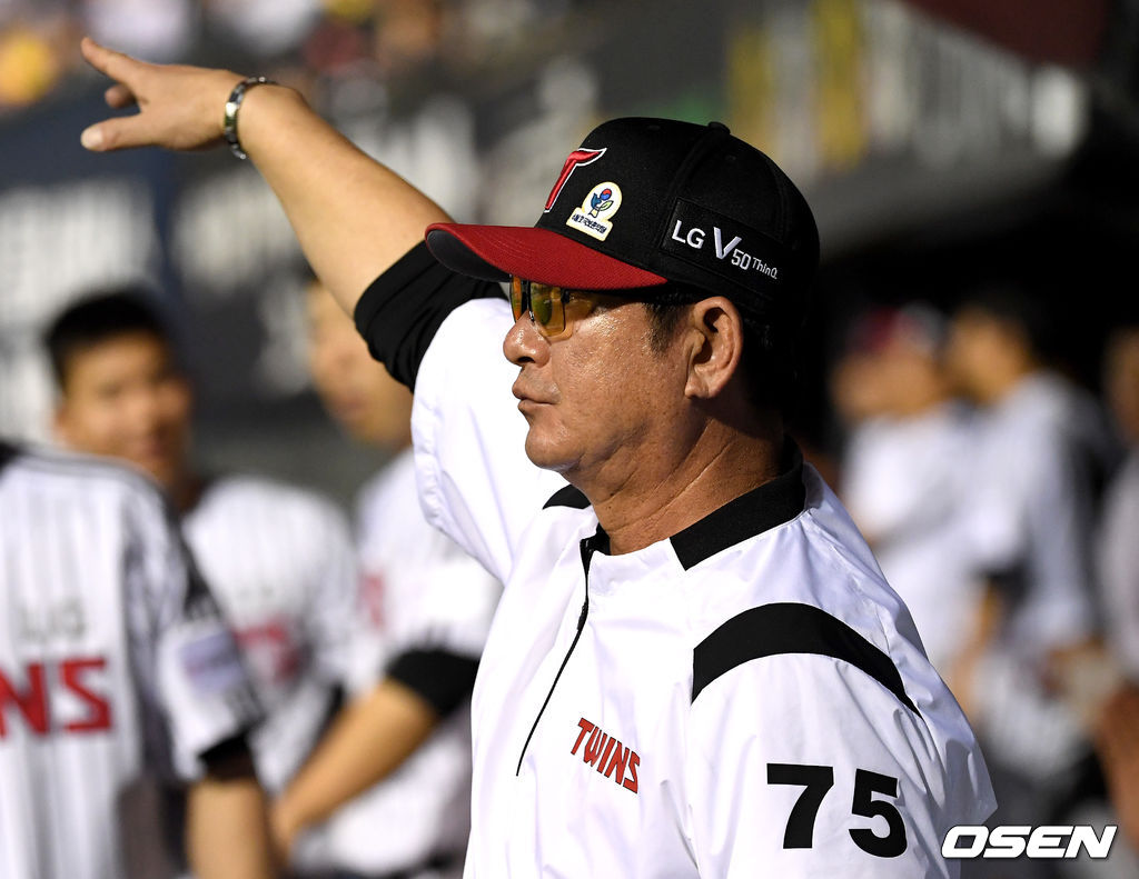 7회말 1사 3루 상황 LG 조셉의 1타점 적시타 후 류중일 감독이 대주자로 교체 지시를 내리고 있다. /dreamer@osen.co.kr
