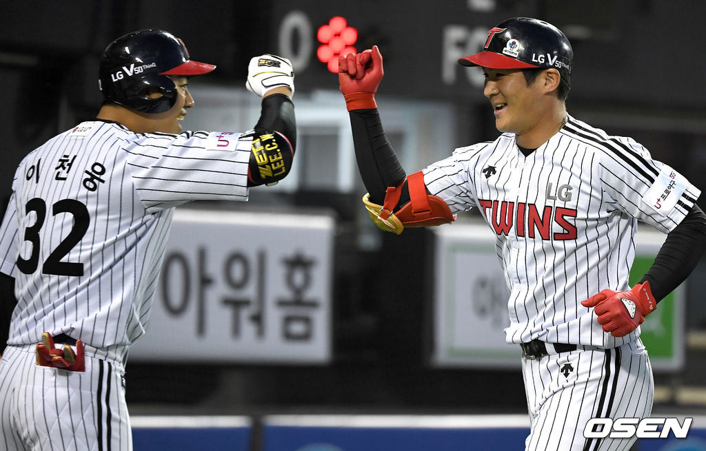 4회말 1사 만루 상황 LG 오지환이 우월 만루포를 날리고 홈을 밟은 뒤 이천웅과 기뻐하고 있다. /dreamer@osen.co.kr