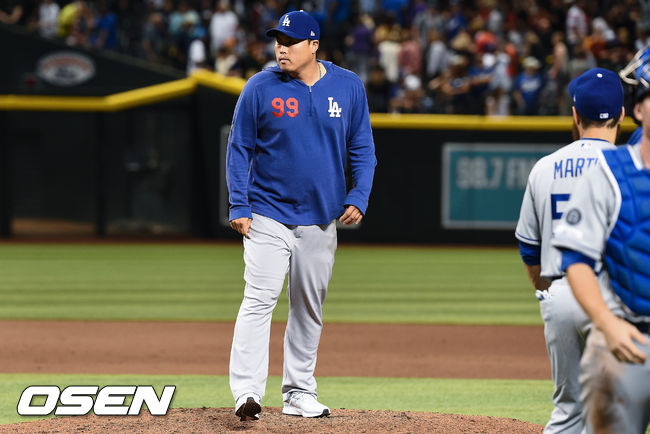 경기종료 후 류현진이 동료들을 맞이한 뒤 마운드 올라 홈을 바라보고 있다. / soul1014@osen.co.kr