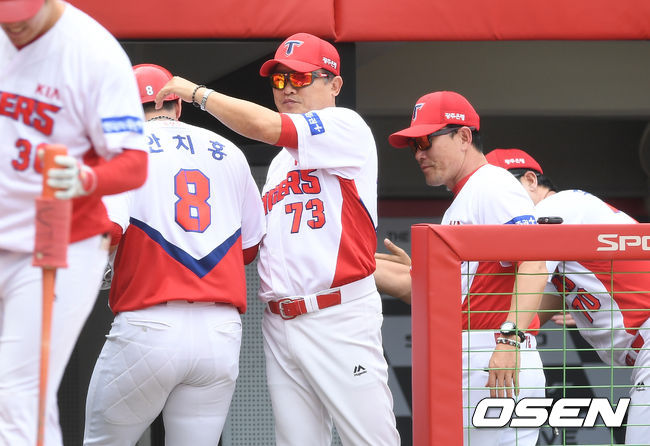 KIA 타이거즈 박흥식 감독대행이 득점에 성공한 안치홍을 축하하고 있다. /sunday@osen.co.kr