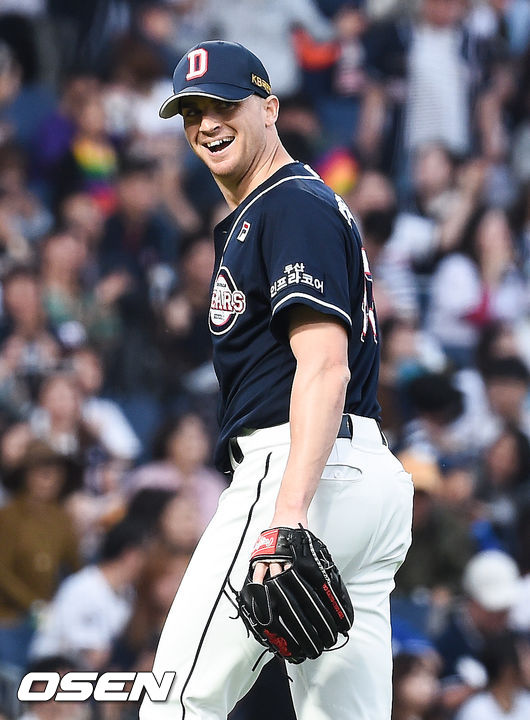 두산 선발투수 후랭코프가 투구를 마치고 미소 짓고 있다. /soul1014@osen.co.kr