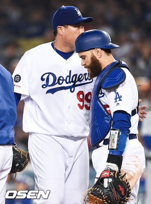 8회 2사 1루 교체되는 류현진이 마틴 포수와 이야기 하며 마운드를 내려가고 있다. / soul1014@osen.co.kr