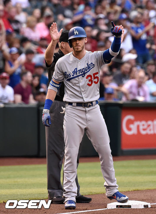 5일 (한국시간) 미국 애리조나주 피닉스 체이스필드에서 2019 메이저리그 애리조나 다이아몬드백스와 LA다저스의 경기가 열렸다.1회초 1사 1,3루에서 LA 코디 벨린저가 2타점 중전 적시 3루타를 치고 환호하고 있다. / soul1014@osen.co.kr