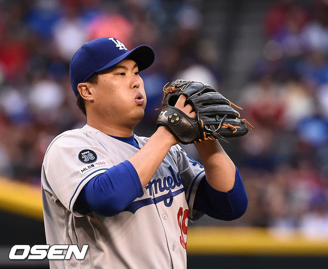 5일 (한국시간) 미국 애리조나주 피닉스 체이스필드에서 2019 메이저리그 애리조나 다이아몬드백스와 LA다저스의 경기가 열렸다.1회말 무사에서 LA 선발투수 류현진이 경기를 준비하고 있다. / soul1014@osen.co.kr