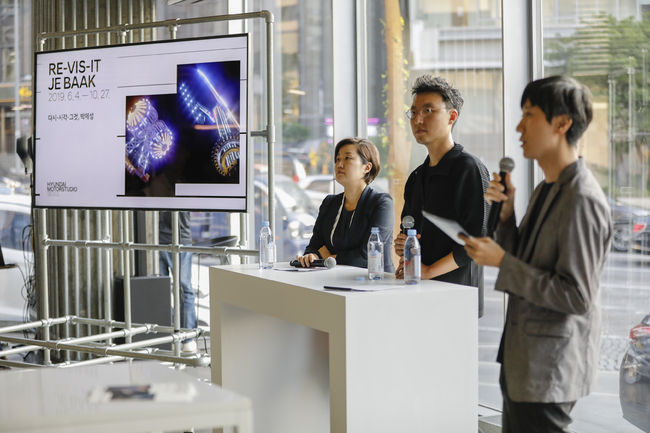 현대 모터스튜디오 서울에서 4일 열린 미디어 아티스트 박제성의 '다시-시각-그것(RE-VIS-IT)' 전시 개막 행사. 