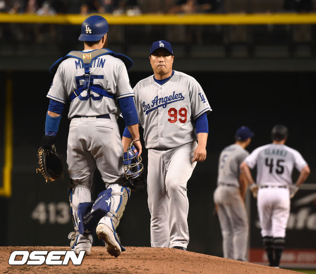 5일 (한국시간) 미국 애리조나주 피닉스 체이스필드에서 2019 메이저리그 애리조나 다이아몬드백스와 LA다저스의 경기가 열렸다.4회말 1사에서 LA 류현진이 애리조나 케텔 마르텔에게 좌전 2루타를 허용하고 아쉬워하고 있다. / soul1014@osen.co.kr