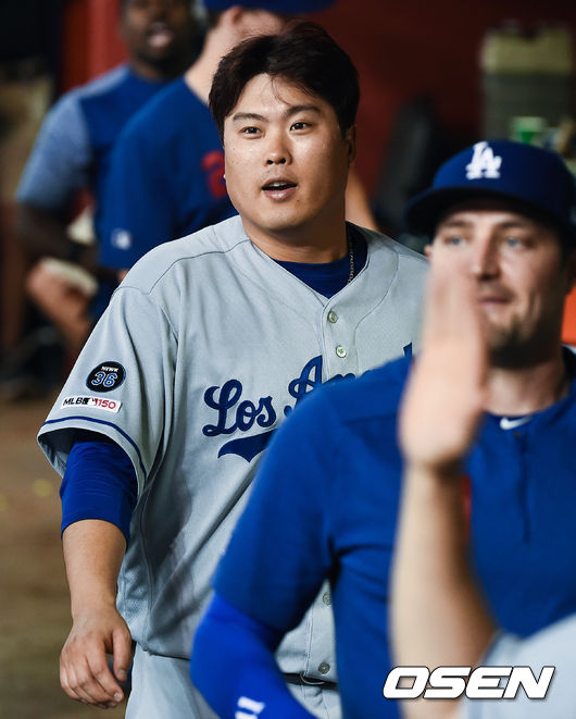 5일 (한국시간) 미국 애리조나주 피닉스 체이스필드에서 2019 메이저리그 애리조나 다이아몬드백스와 LA다저스의 경기가 진행됐다. 류현진은 이날 선발 등판해 7이닝 3피안타 2탈삼진 무사사구 무실점 호투를 펼치며 승리투수 요건을 갖췄다. 8회 초 다저스 프리즈의 득점때 류현진이 프리즈를 맞이하며 미소 짓고 있다. / soul1014@osen.co.kr