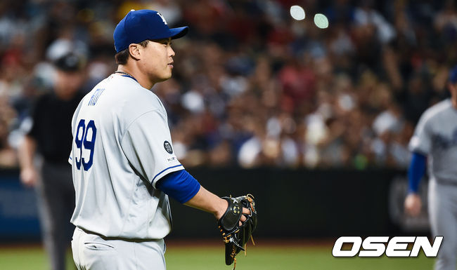 5일 (한국시간) 미국 애리조나주 피닉스 체이스필드에서 2019 메이저리그 애리조나 다이아몬드백스와 LA다저스의 경기가 진행됐다. 류현진은 이날 선발 등판해 7이닝 3피안타 2탈삼진 무사사구 무실점 호투를 펼치며 승리투수 요건을 갖췄다. 7회말 병살로 위기를 넘긴 류현진이 박수를 치며 환호하고 있다. / soul1014@osen.co.kr