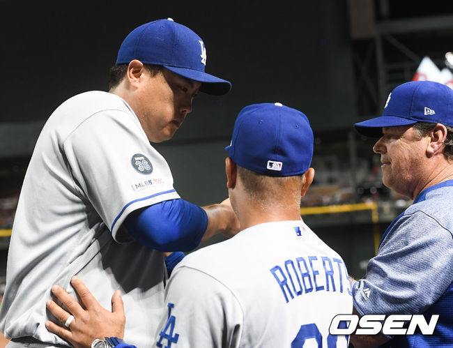 7회말 이후 교체된 류현진이 로버츠 감독, 허니컷 코치의 축하를 받고 있다./ soul1014@osen.co.kr