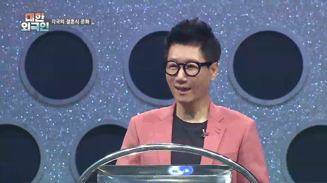 [사진=MBC에브리원 제공] '대한외국인'에 스페셜 MC로 나선 코미디언 지석진