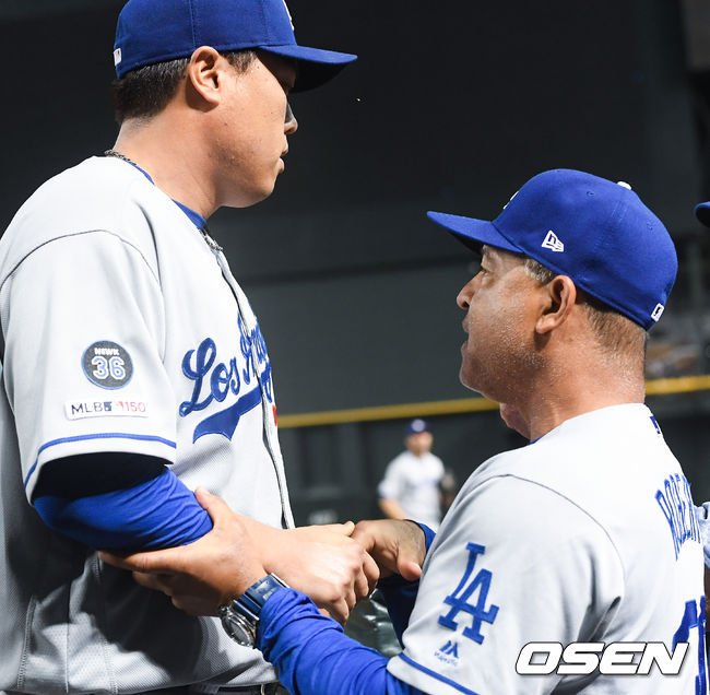 7회말 이후 교체된 류현진이 로버츠 감독, 허니컷 코치의 축하를 받고 있다./ soul1014@osen.co.kr