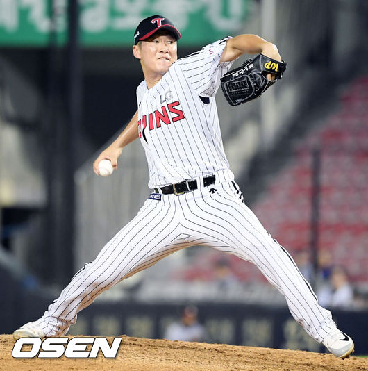 9일 오후 서울 잠실야구장에서 열린 '2018 신한은행 MYCAR KBO리그' LG 트윈스와 삼성 라이온즈의 경기, 9회초 LG 여건욱이 역투하고 있다. / eastsea@osen.co.kr