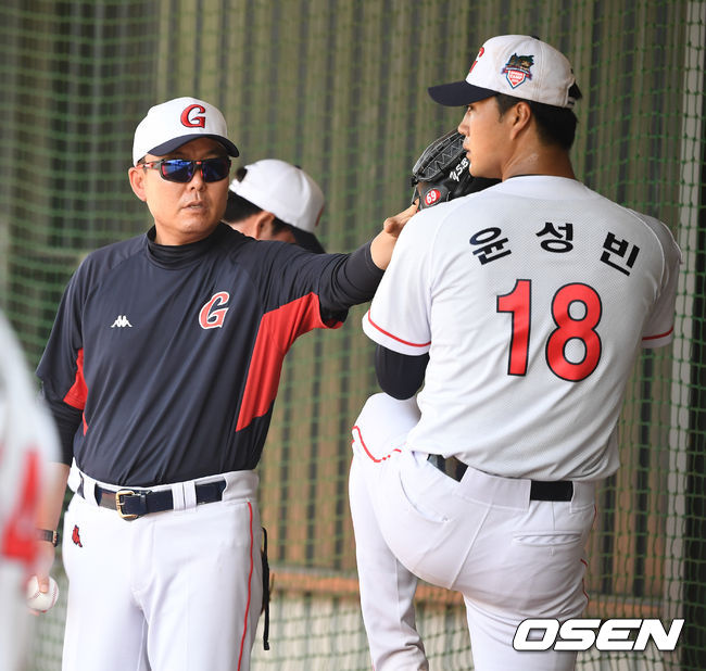 2019 시즌을 준비하는 롯데 자이언츠가 11일(이하 한국시간) 대만 가오슝 국경칭푸야구장에 스프링캠프를 차리고 구슬땀을 흘렸다. 롯데 투수 윤성빈과 주형광 코치가 불펜 투구 중 대화를 나누고 있다. /dreamer@osen.co.kr