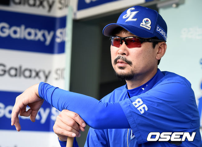 4일 오후 대구 삼성라이온즈파크에서 열리는 ’2019 신한은행 마이카 KBO리그' 삼성 라이온즈와 NC 다이노스의 경기에 앞서 양팀 훈련시간이 진행됐다. 삼성 김한수 감독이 취재진과 이야기를 나누고 있다. /youngrae@osen.co.kr