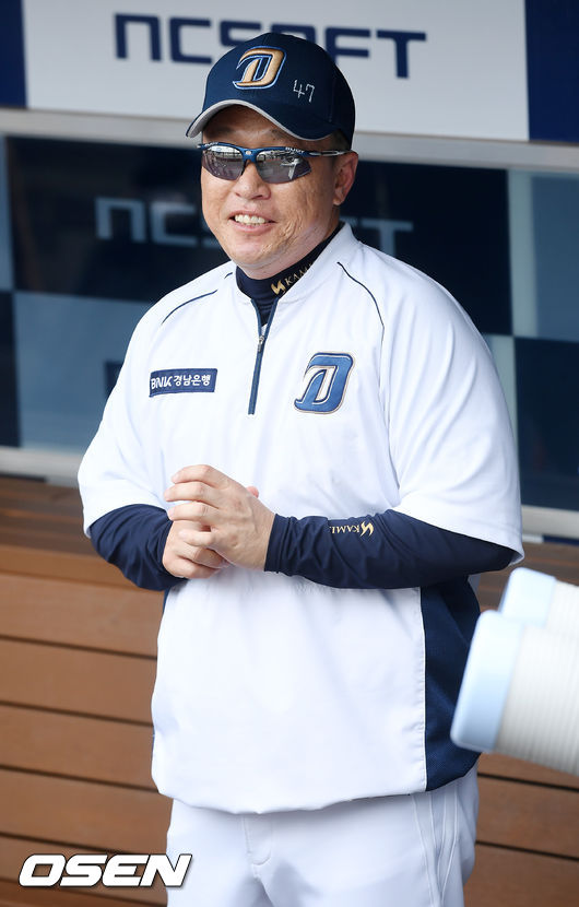 29일 오후 경상남도 창원NC파크에서 ‘2019년 신한은행 마이카 KBO리그’ NC 다이노스와 롯데 자이언츠의 경기가 열릴 예정인 가운데 경기 전 훈련시간이 진행됐다.경기 전 훈련시간에 NC 이동욱 감독이 미소짓고 있다. /rumi@osen.co.kr