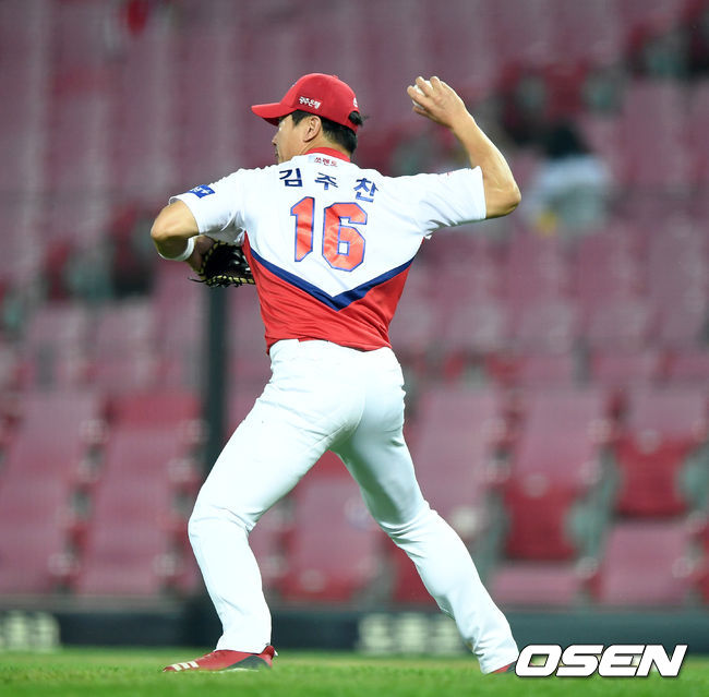 KIA 타이거즈와 김주찬이 송구하고 있다. /sunday@osen.co.kr