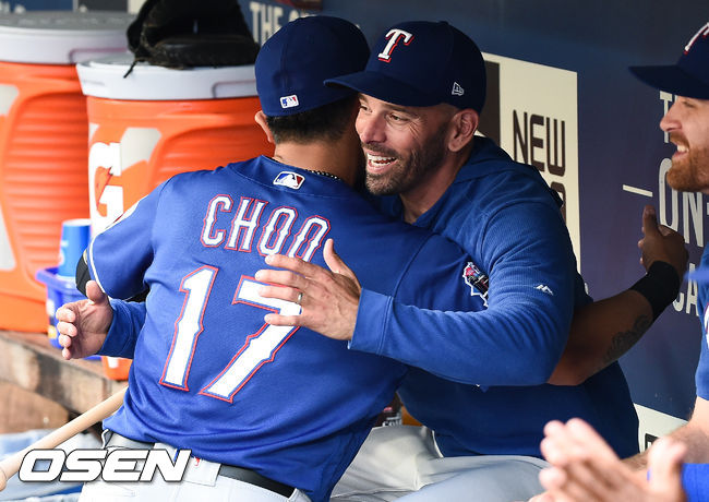 경기에 앞서 텍사스 추신수가 우드워드 감독과 포옹을 하고 있다.  / soul1014@osen.co.kr