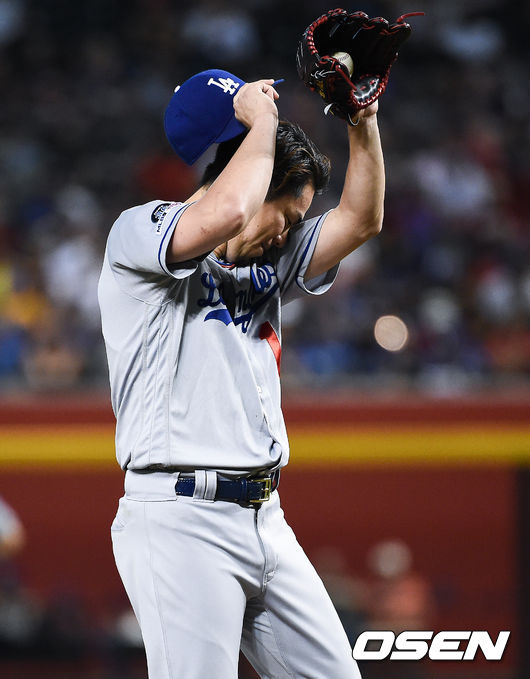 2회말 다저스 마에다가 윌 스미스 포수와 사인이 엇갈리자 땀을 닦고 타임을 요청하고 있다. / soul1014@osen.co.kr