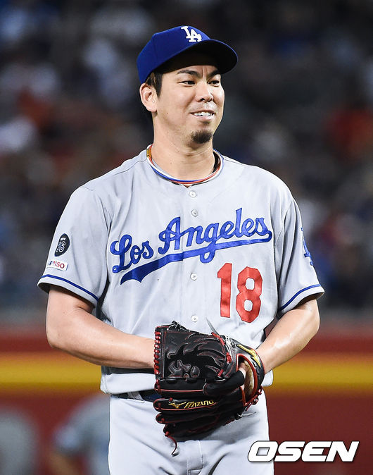 2회말 다저스 마에다가 윌 스미스 포수와 사인이 안 맞자 미소 짓고 있다. / soul1014@osen.co.kr