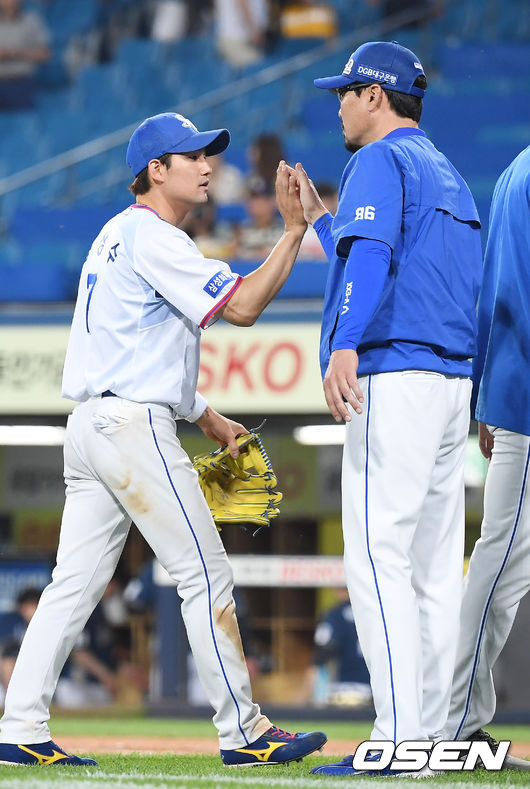 삼성이 NC를 꺾고 3연승을 질주했다. 삼성은 5일 대구삼성라이온즈파크에서 열린 홈경기에서 김상수의 맹활약에 힘입어 NC를 4-3으로 따돌렸다.승리를 거둔 삼성 김한수 감독과 김상수가 하이파이브를 하고 있다. /youngrae@osen.co.kr