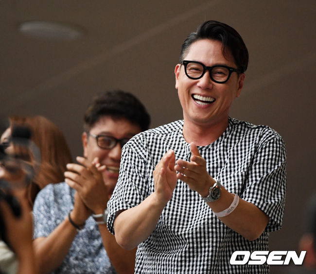 8일 오후 상암서울월드컵경기장에서 열린 SMTOWN LIVE 월드투어(SMTOWN LIVE WORLD TOUR VI in SEOUL)에서 윤종신이 공연을 지켜보며 박수를 치고 있다. /jpnews@osen.co.kr