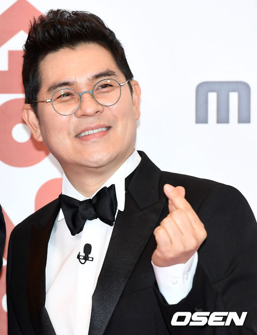 방송인 김용만이 29일 오후 서울 상암동 MBC에서 열린 '2018 MBC 방송연예대상' 시상식에 참석해 포토타임을 하고 있다. /dreamer@osen.co.kr