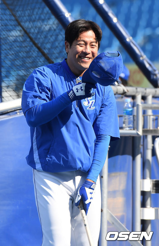 4일 오후 대구 삼성라이온즈파크에서 ’2019 신한은행 MY CAR KBO리그' 삼성 라이온즈와 KIA 타이거즈의 경기가 열릴 예정인 가운데 훈련 시간이 진행됐다.경기 전 그라운드 훈련 중 삼성 강민호가 환하게 미소지으며 인사하고 있다./rumi@osen.co.kr