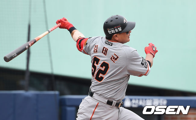 6일 오후 울산 문수야구장에서 '2019 신한은행 마이카 KBO리그' 롯데 자이언츠와 한화 이글스의 경기가 열렸다. 5회초 1사 2,3루 한화 김태균이 2타점 적시타를 때리고 있다./youngrae@osen.co.kr