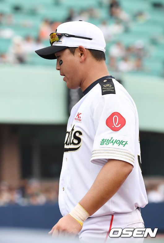 6일 오후 울산 문수야구장에서 '2019 신한은행 마이카 KBO리그' 롯데 자이언츠와 한화 이글스의 경기가 열렸다. 5회초 무사 1,3루 롯데 허일이 교체되 더그아웃으로 들어오고 있다./youngrae@osen.co.kr
