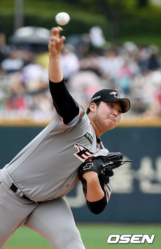 6일 오후 울산 문수야구장에서 '2019 신한은행 마이카 KBO리그' 롯데 자이언츠와 한화 이글스의 경기가 열렸다. 1회말 한화 김민우가 역투하고 있다. /youngrae@osen.co.kr