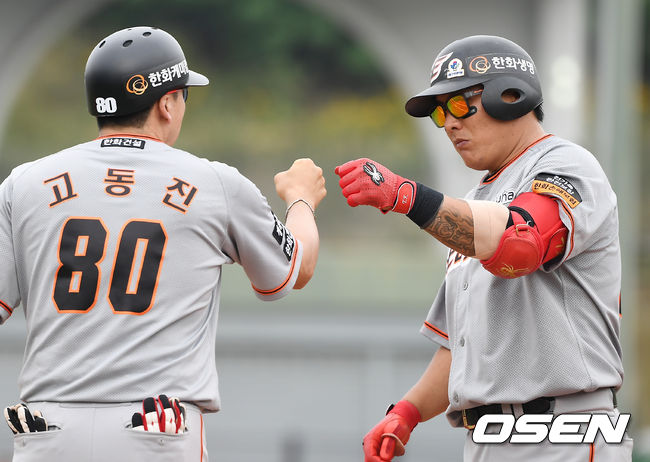 6일 오후 울산 문수야구장에서 '2019 신한은행 마이카 KBO리그' 롯데 자이언츠와 한화 이글스의 경기가 열렸다. 5회초 1사 2,3루 한화 김태균이 2타점 적시타를 때린 뒤 고동진 코치와 주먹을 맞대고 있다./youngrae@osen.co.kr
