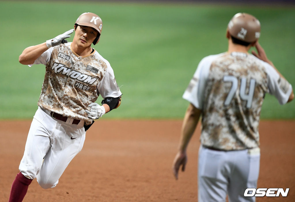 1회말 2사에서 키움 김하성이 선제 솔로포를 날리고 경례 세리머니를 하고 있다. /jpnews@osen.co.kr
