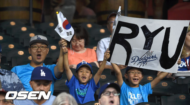 경기에 앞서 구장을 찾은 팬들이 류현진을 응원하고 있다. / soul1014@osen.co.kr
