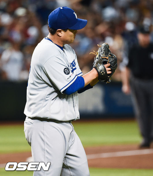 7회말 병살로 위기를 넘긴 류현진이 박수를 치며 환호하고 있다. /  soul1014@osen.co.kr