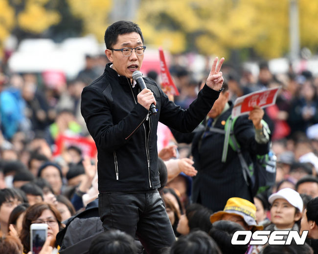 방송인 김제동이 청년들과 함께하는 만민공동회에서 발언을 하고 있다. /sunday@osen.co.kr
