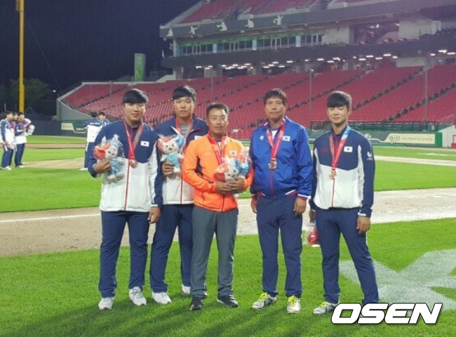 2015년 광주 하계 유니버시아드대회 한국대표팀에서 함께 한 이건열 감독(오른쪽에서 두번째)과 최원준(왼쪽에서 두 번째). 